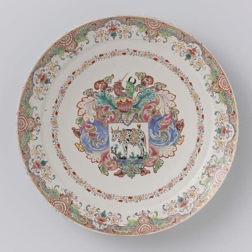 Bord van faïence met familiewapen by anonymous