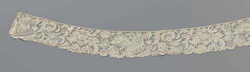 Strook naaldkant met gekrulde veervormige bladeren by anonymous