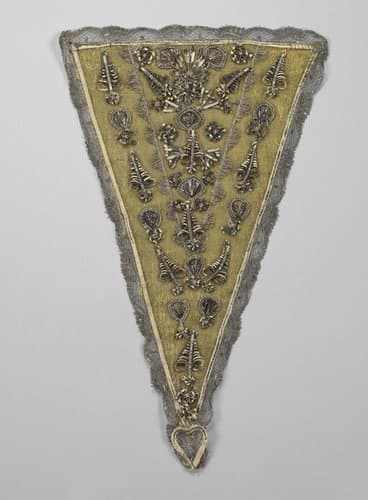 Devant-de-gorge of driehoekig borststuk van zilverbrokaat tussen gele zijden linten bedekt met zilveren tulen passement, beide versierd met ornamenten van (oorspronkelijk verguld) bladzilver over perkament en afgezet met een geschulpte rand van zilveren tule, zijden appliques, zijden chenille, strikken van (oorspronkelijk verguld) bladzilver en zilverdraad by anonymous