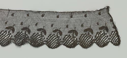 Strook kloskant met hangende ronde trosbloemen by anonymous