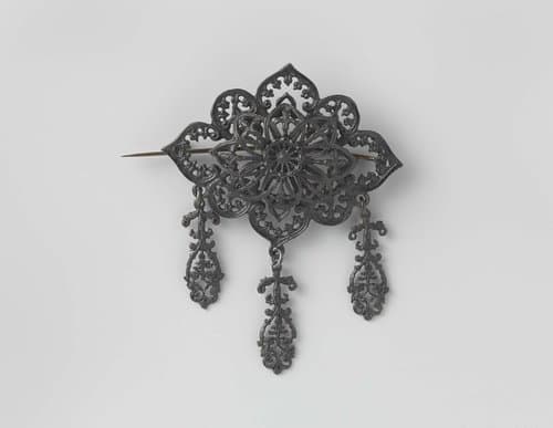 Broche by anonymous