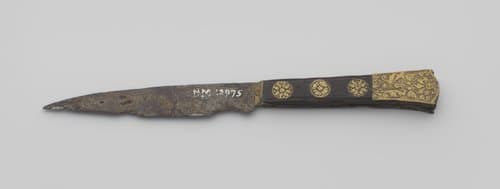 Mes met houten heft, bekroond met twee langwerpige platen met gegraveerd bloem- en bladornament by anonymous
