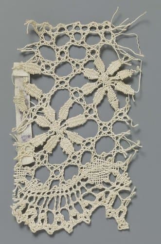 Strook kloskant met bloemen by anonymous