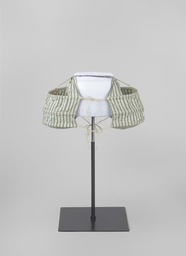Panier bestaande uit twee delen en gemaakt van baleinen en blauw geruit linnen; onderdeel van een japon: BK-NM-13109. by anonymous