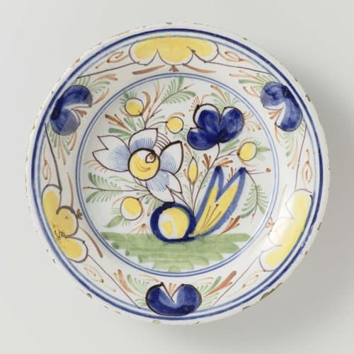 Bord van veelkleurig beschilderde faience met bloemdecoratie by anonymous