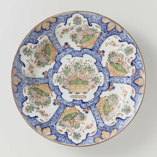 Schotel van veelkleurig beschilderde faience met decor van bloemenmanden by anonymous
