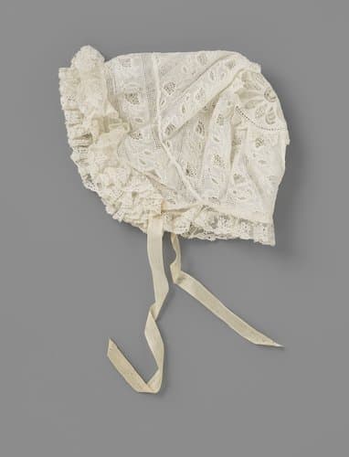 Kindermuts van wit neteldoek versierd met witwerk en fils tirés, en afgezet met stroken Mechelse kant by anonymous