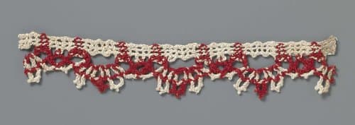 Strook grove kloskant met witte en rode draden by anonymous