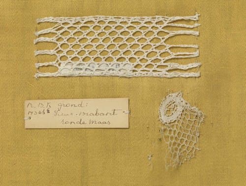 Staal kloskant met grove draad als voorbeeld van een Parijse grond met daarbij een fragment kant waarin deze techniek is toegepast by anonymous