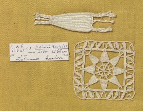 Staal kloskant met grove draad als voorbeeld van vormslag met zeven ribben met daarbij een fragment kant waarin deze techniek is toegepast by anonymous
