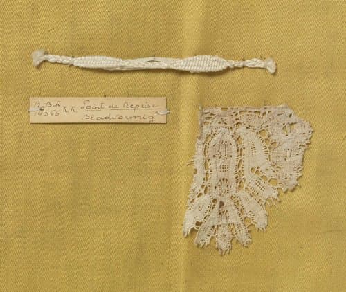 Staal kloskant met grove draad als voorbeeld van bladvormige vormslag met daarbij een fragment kant waarin deze techniek is toegepast by anonymous