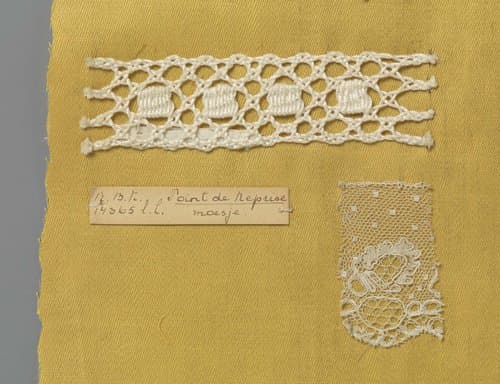 Staal kloskant met grove draad als voorbeeld van moesjes in vormslag met daarbij een fragment Rijselse kant waarin deze techniek is toegepast by anonymous