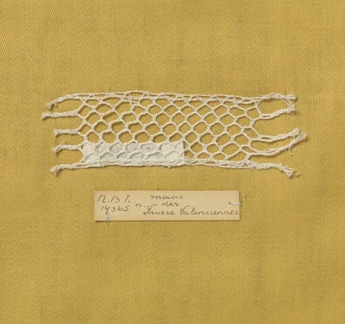 Staal kloskant met grove draad als voorbeeld van een bastaard-Valenciennes-grond (traliegrond) by anonymous