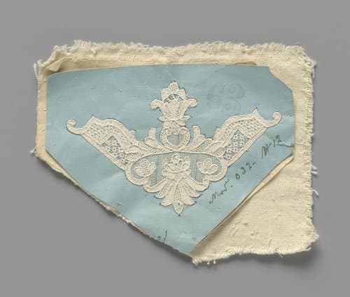 Werkstuk van naaldkant dat nog losgemaakt moet worden van de tijdelijke onderlagen van papier en textiel by anonymous