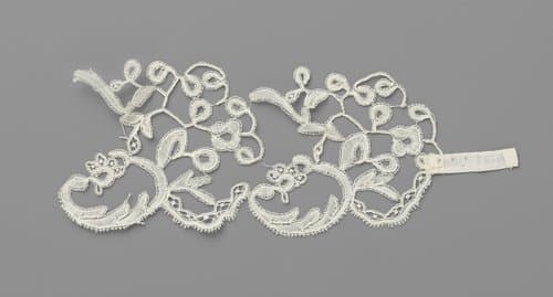 Fragment van kloskant met bloempjes tussen c-voluten en bloemen met lusvormige blaadjes by anonymous