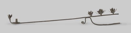 Wandarm, versierd met bloemen en kaarsenhouder by anonymous