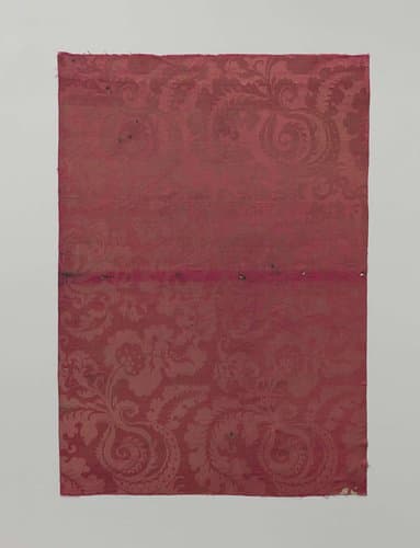 Fragment rood zijdedamast met patroon van slakhuisvormige figuren met gekruld blad- en bloemwerk by anonymous