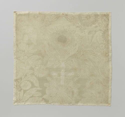 Fragment witte zijden damast, met patroon van goudsbloemen  omringd door tuilen met bloemen en bladeren by anonymous
