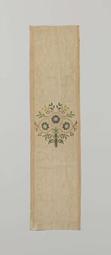 Fragment gebrocheerde zijde met een bloem in geel en groen by Unknown Artist