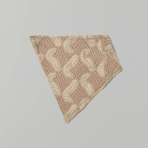 Fragment roze zijdeweefsel by anonymous