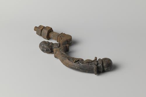 Deurklopper met in dolfijnenkop eindigende vrouwenfiguur by Unknown Artist