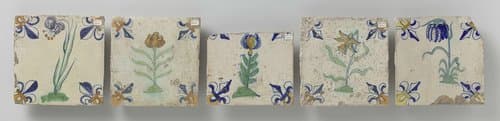Vijf veelkleurige tegels met bloemen by anonymous