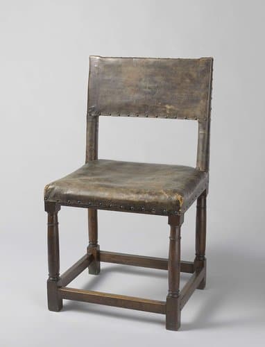 Stoel met kolompoten, bekleed met runderleer by anonymous