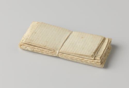 Stapel van tien lappen, samengebonden met band by anonymous