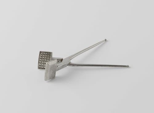 Wafelijzer met ronde steel met knop by anonymous