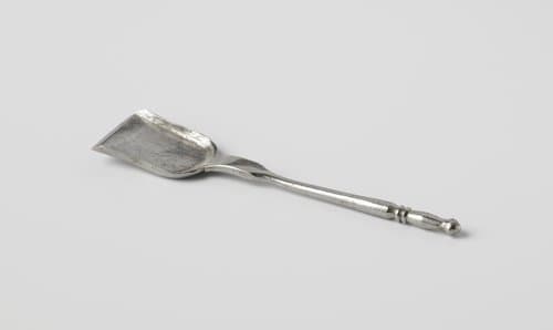 Asschep met ronde steel met ringversiering by anonymous