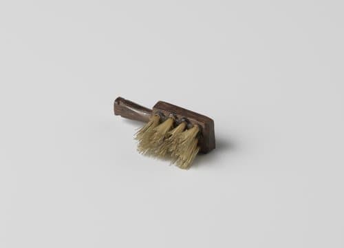 Stoffer, met rechthoekige rug en trapeziumvormige steel by anonymous
