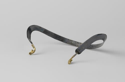 Oorijzer bestaande uit een platte band van zilver met gouden knoppen by anonymous