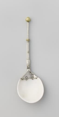 Lepel met steel van zilver, peervormige bak van schelp. Inschuifbare steel wordt bekroond door een pijnappel. by anonymous