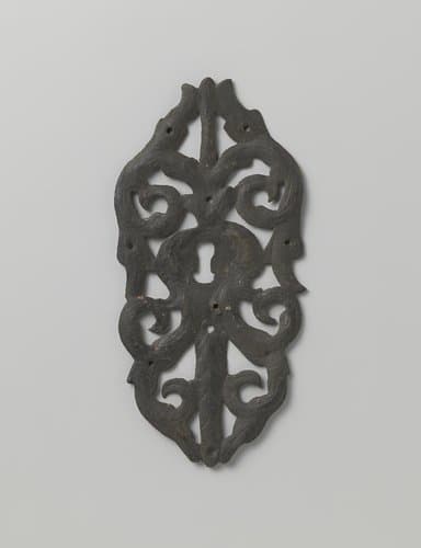 Sleutelplaat van vertind ijzer, versierd met rankmotieven by anonymous