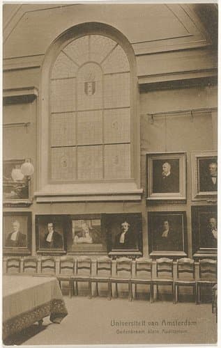 Universiteit van Amsterdam, gedenkraam klein auditorium by anonymous