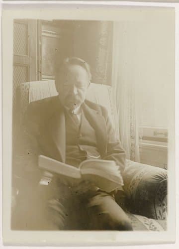 Andries Bonger, in leunstoel, een boek lezend by anonymous