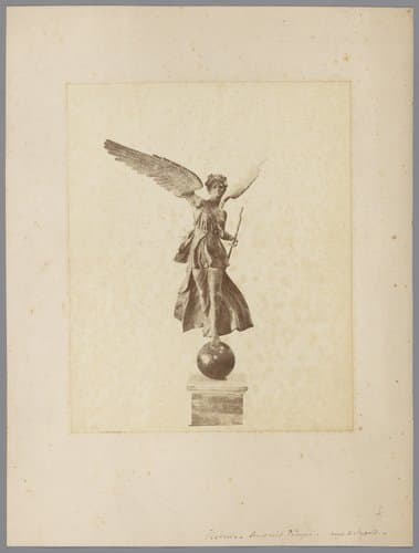 Sculptuur van Victoria uit Pompeï in het Museo Nazionale te Napels by anonymous