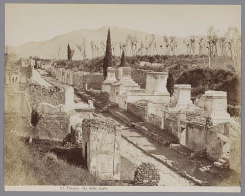 Via delle Tombe in Pompei, op de achtergond de Vesuvius by anonymous