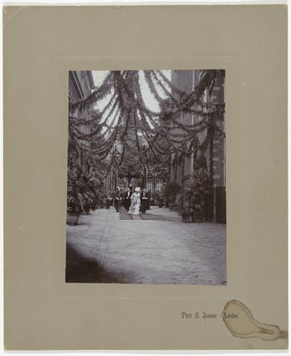 Aankomst van koningin Wilhelmina bij het academiegebouw van de universiteit te Leiden by Hendrik Jonker