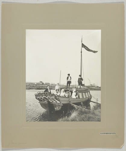 Gezelschap in historisch kostuum in een boot by Barend Groote