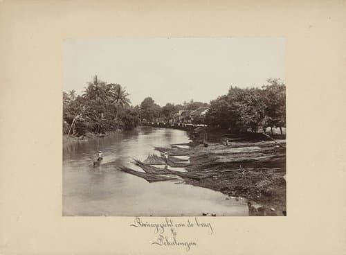 Houtverwerking op de rivier te Pekalongan by anonymous