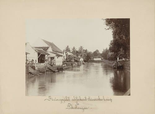 Riviergezicht met woningen langs waterkant by anonymous