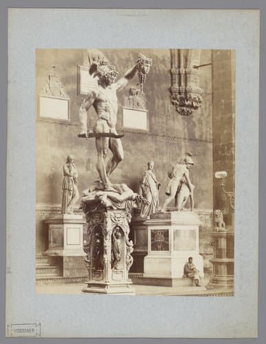 Sculptuur van Perseus met het hoofd van Medusa door Benvenuto Cellini in de Loggia dei Lanzi te Florence by Giacomo Brogi