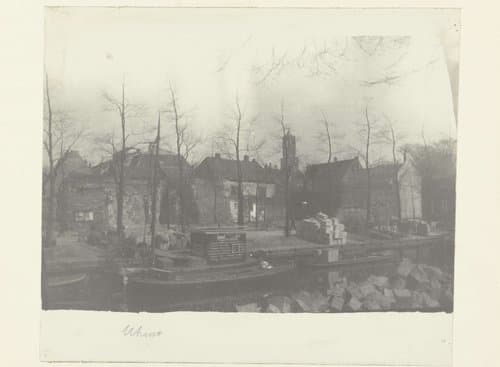 Straat en kadegezicht in Utrecht by George Hendrik Breitner
