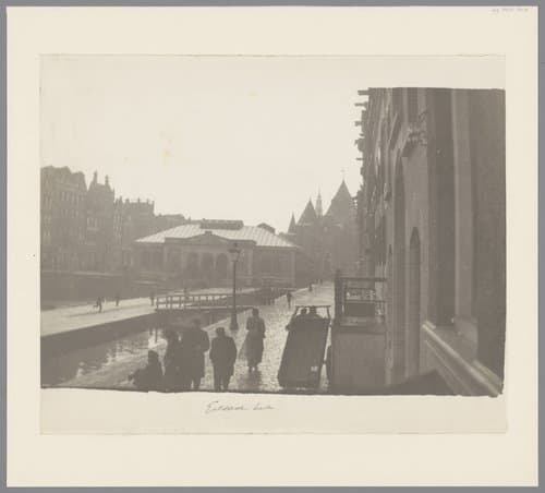 Gezicht op de visafslag en Sint Antoniswaag in Amsterdam, gezien vanaf de Geldersekade by George Hendrik Breitner