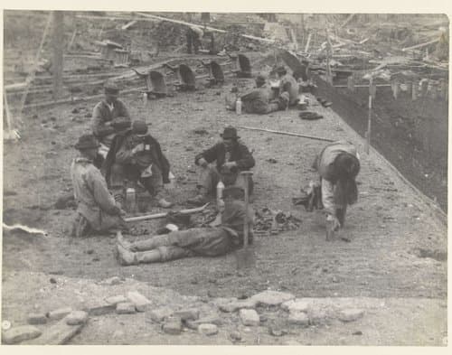 Schafttijd in de bouwput aan de Van Diemenstraat in Amsterdam by George Hendrik Breitner