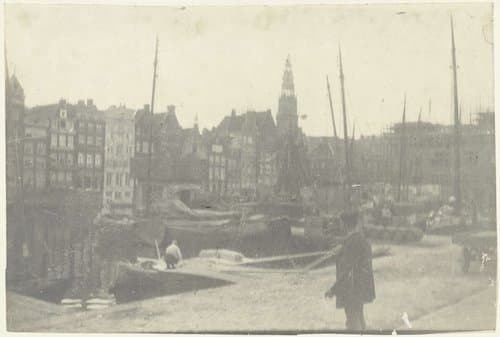Schepen aan het Damrak te Amsterdam by George Hendrik Breitner