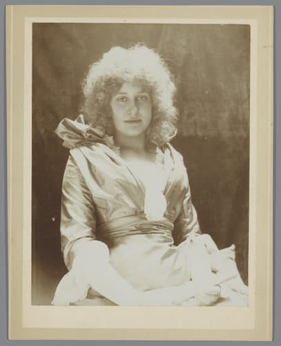 Portret van een onbekende vrouw tijdens een feest van Pulchri Studio,12 maart 1898 by anonymous