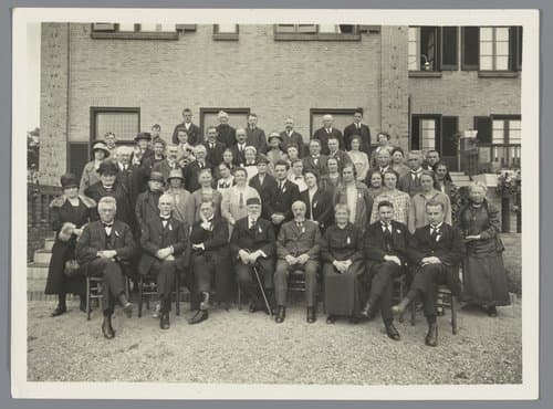Groepsportret bij een conferentie te Amerongen in 1927 by N.V. Vereenigde Fotobureaux