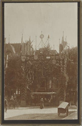 Versieringen in Leeuwarden (?) ter gelegenheid van de inhuldiging van koningin Wilhelmina by anonymous